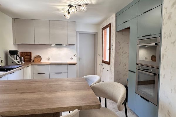 Une grande cuisine lin, vert pastel, bois, une cuisine réalisée par SoCoo'c La Roche sur Yon