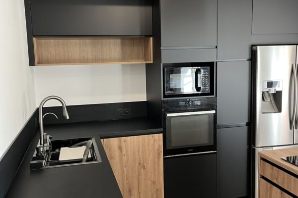 Cuisine noire et bois , une cuisine réalisée par SoCoo'c Vitré