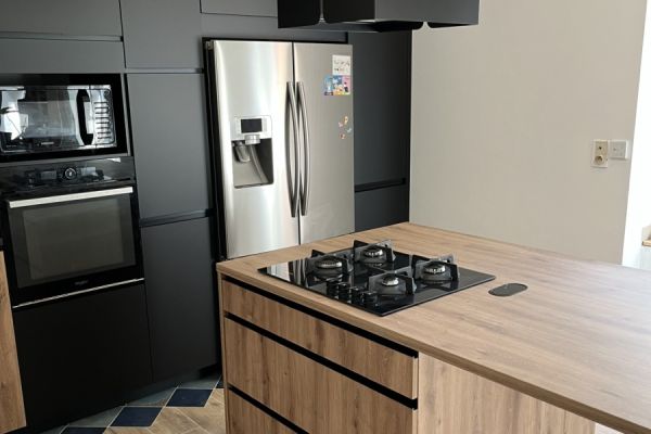 Cuisine noire et bois , une cuisine réalisée par SoCoo'c Vitré