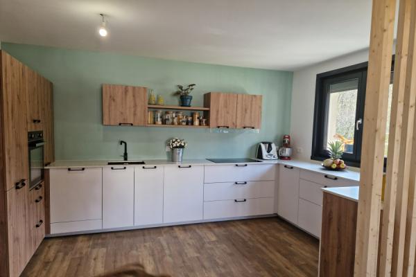 La cuisine blanche et bois  de la famille VD, une cuisine réalisée par SoCoo'c Pontarlier
