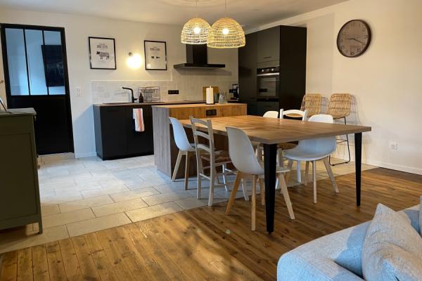 Cuisine noire et bois avec coin repas , une cuisine réalisée par SoCoo'c Aurillac