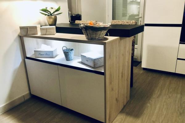 Cuisine blanche et bois avec îlot, une cuisine réalisée par SoCoo'c Pornic
