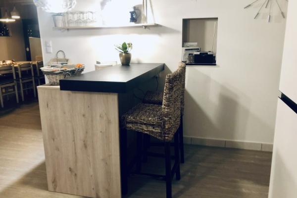 Cuisine blanche et bois avec îlot, une cuisine réalisée par SoCoo'c Pornic