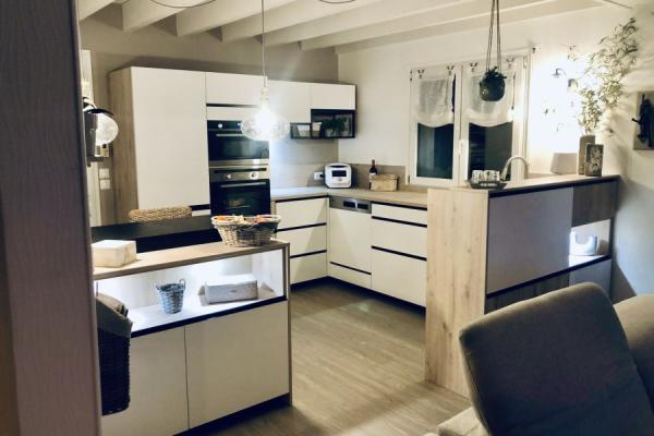 Cuisine blanche et bois avec îlot, une cuisine réalisée par SoCoo'c Pornic