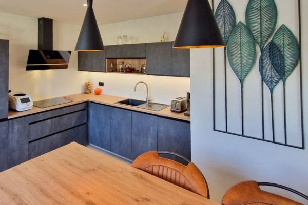 Une cuisine moderne aspect béton et effet sans poignées, une cuisine réalisée par SoCoo'c Valenciennes