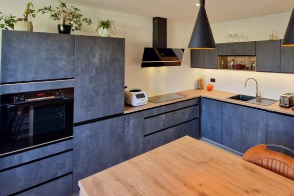 Une cuisine moderne aspect béton et effet sans poignées, une cuisine réalisée par SoCoo'c Valenciennes