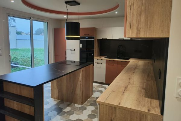 Cuisine en L avec ilot de Mme M, une cuisine réalisée par SoCoo'c Challans