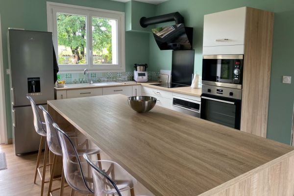 Cuisine blanche et bois, une cuisine réalisée par SoCoo'c Cognac
