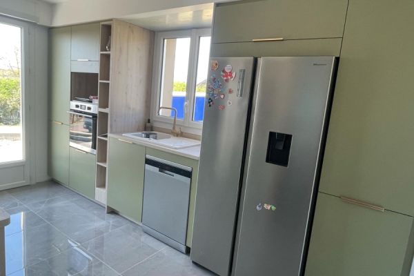 La cuisine verte et bois de Jonathan, une cuisine réalisée par SoCoo'c Saumur