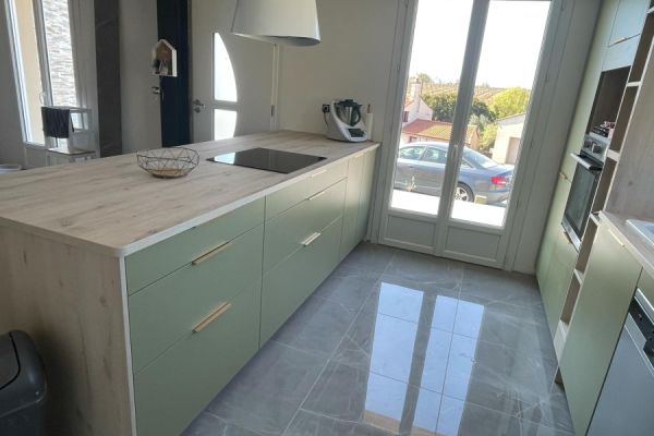 La cuisine verte et bois de Jonathan, une cuisine réalisée par SoCoo'c Saumur