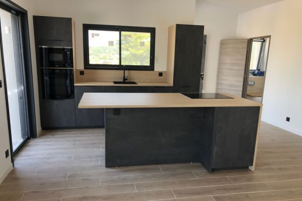 Cuisine moderne cimento anthracite , une cuisine réalisée par SoCoo'c Nîmes