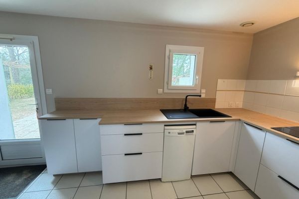 Belle rénovation de cuisine avec une touche de moderne, une cuisine réalisée par SoCoo'c La Roche sur Yon
