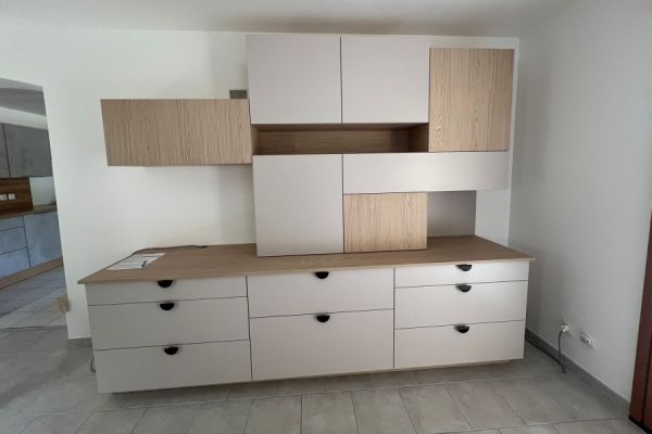 Joli buffet de salle à manger chez René et Chantal, une cuisine réalisée par SoCoo'c Amberieu