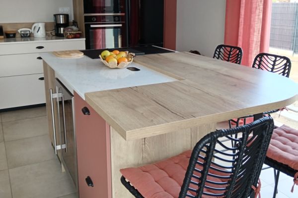 La cuisine terra et blanc de Mr et Mme B., une cuisine réalisée par SoCoo'c Le Mans Sud
