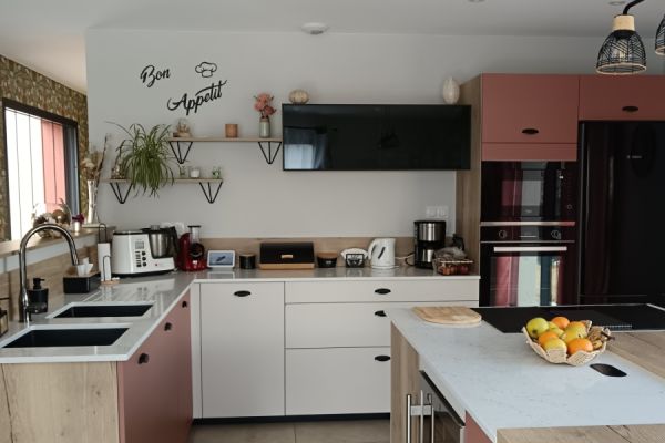 La cuisine terra et blanc de Mr et Mme B., une cuisine réalisée par SoCoo'c Le Mans Sud