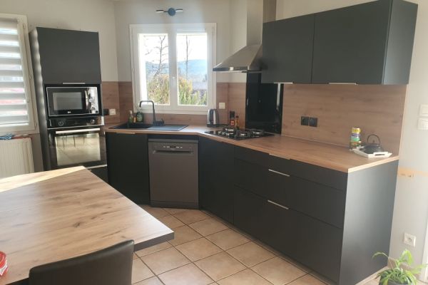 Cuisine Bois et Noir, une cuisine réalisée par SoCoo'c Oyonnax