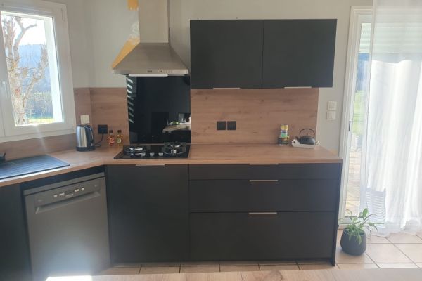 Cuisine Bois et Noir, une cuisine réalisée par SoCoo'c Oyonnax