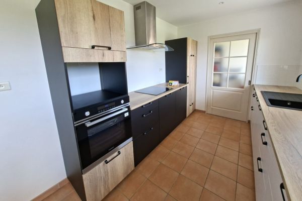 Double linéaire avec espace repas, une cuisine réalisée par SoCoo'c Challans