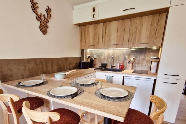 Cuisine design blanche et bois, une cuisine réalisée par SoCoo'c Nîmes