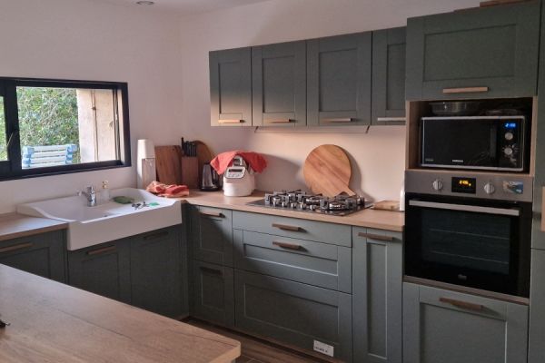 La cuisine moderne et chaleureuse de Mr et Mme C, une cuisine réalisée par SoCoo'c Le Mans Sud