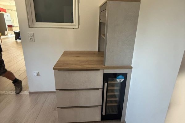 Cuisine plafond rampant et cave à vin, une cuisine réalisée par SoCoo'c Challans