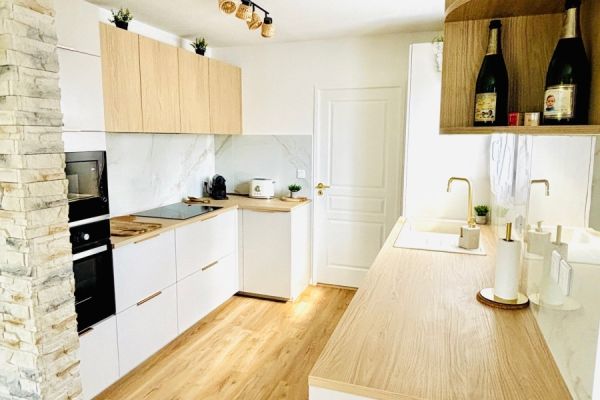 CUISINE BEIGE ET BOIS , une cuisine réalisée par SoCoo'c Fréjus
