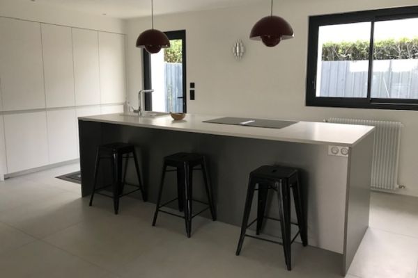 Cuisine équipée avec ilôt, une cuisine réalisée par SoCoo'c Bordeaux le Lac