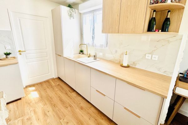 CUISINE BEIGE ET BOIS , une cuisine réalisée par SoCoo'c Fréjus