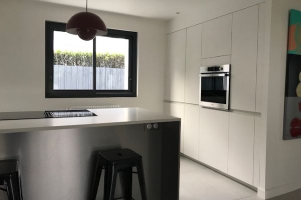 Cuisine équipée avec ilôt, une cuisine réalisée par SoCoo'c Bordeaux le Lac