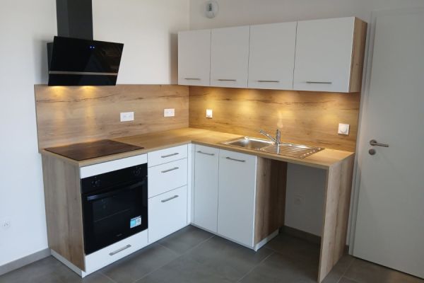 Petit cuisine en L Blanche et Bois, une cuisine réalisée par SoCoo'c Selestat