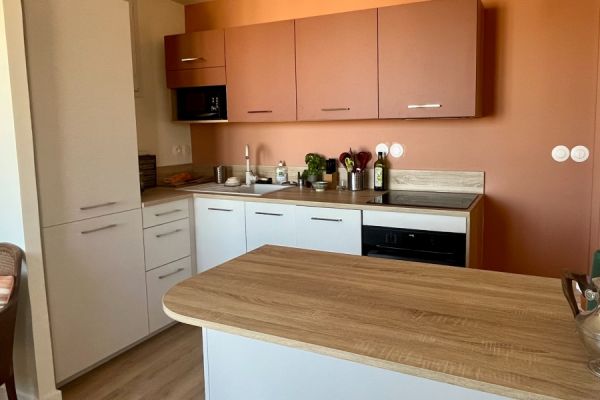 cuisine avec îlot terra cotta , une cuisine réalisée par SoCoo'c Marseille Cantini