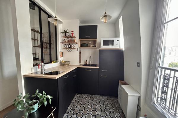 La petite cuisine noire et bois de Mickael, une cuisine réalisée par SoCoo'c Paris République