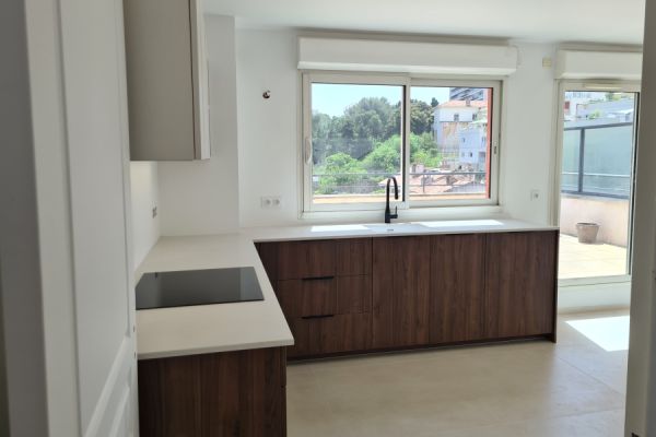 cuisine en L en noyer et quartz, une cuisine réalisée par SoCoo'c Marseille Cantini