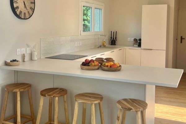 Cuisine blanche avec retour , une cuisine réalisée par SoCoo'c Oyonnax