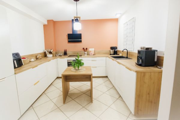 Cuisine contemporaine bois et blanc, une cuisine réalisée par SoCoo'c Tours Nord