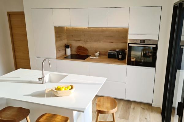Cuisine blanc et bois, une cuisine réalisée par SoCoo'c Pornic