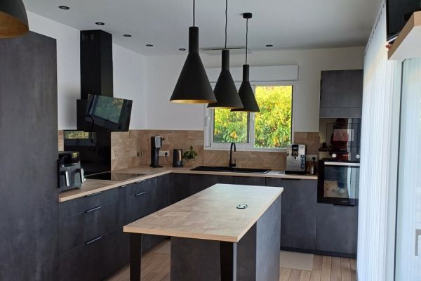 Cuisine équipée en L + ilôt , une cuisine réalisée par SoCoo'c Bordeaux le Lac
