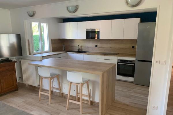 Cuisine blanche et bois ouverte, une cuisine réalisée par SoCoo'c Mantes Buchelay