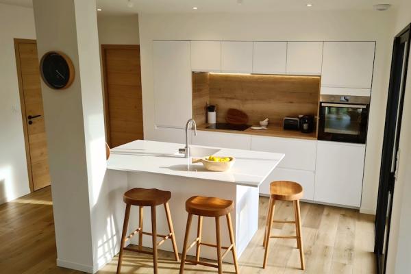 Cuisine blanc et bois, une cuisine réalisée par SoCoo'c Pornic