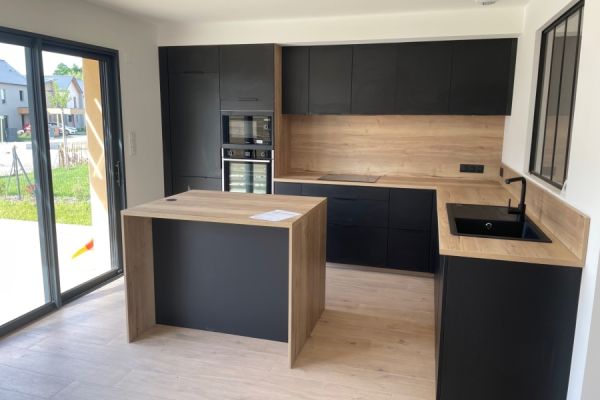 Cuisine noir et bois , une cuisine réalisée par SoCoo'c Rennes Chantepie