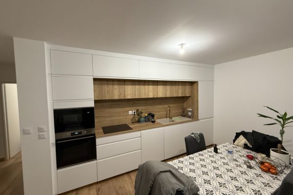 cuisine linéaire blanc et bois , une cuisine réalisée par SoCoo'c Marseille Cantini