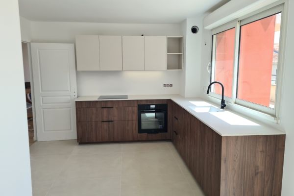 cuisine en L en noyer et quartz, une cuisine réalisée par SoCoo'c Marseille Cantini