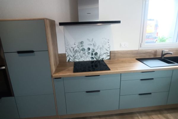 Cuisine bleue et bois Mme T, une cuisine réalisée par SoCoo'c Challans