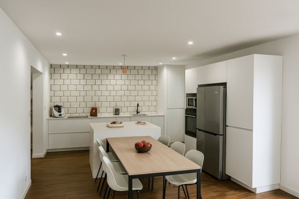 La cuisine blanche et bois avec ilot, une cuisine réalisée par SoCoo'c Villeneuve-Loubet