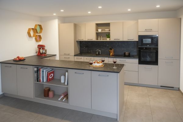 La cuisine en U avec des niches de décoration, une cuisine réalisée par SoCoo'c Villeneuve-Loubet