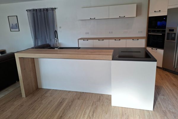 CUISINE BLANCHE ET BOIS, une cuisine réalisée par SoCoo'c Challans