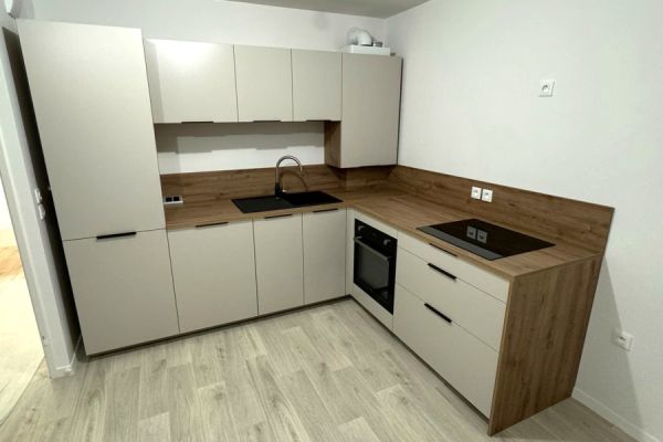 Cuisine Chamois Mat et chêne cosy, une cuisine réalisée par SoCoo'c Metz Augny
