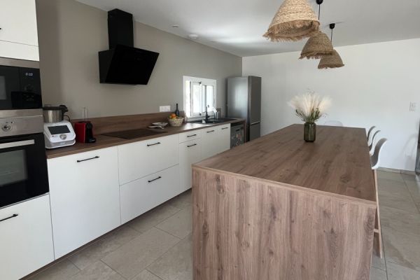 cuisine spacieuse blanc et bois , une cuisine réalisée par SoCoo'c Bergerac