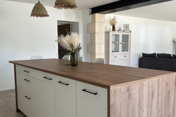 cuisine spacieuse blanc et bois , une cuisine réalisée par SoCoo'c Bergerac