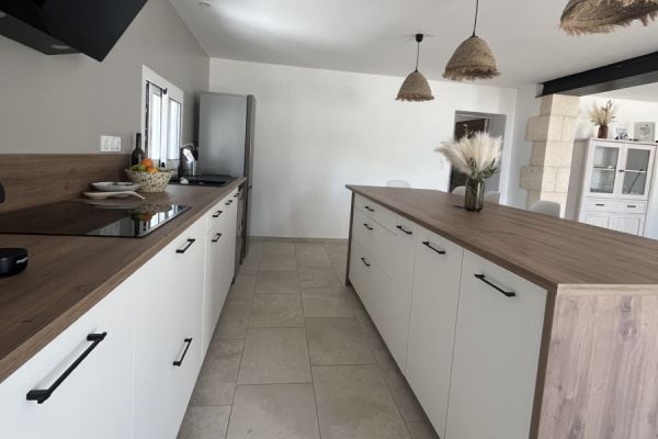 cuisine spacieuse blanc et bois , une cuisine réalisée par SoCoo'c Bergerac
